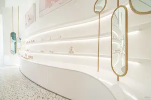 골드 미러가 돋보이는 럭셔리 뷰티 쇼룸